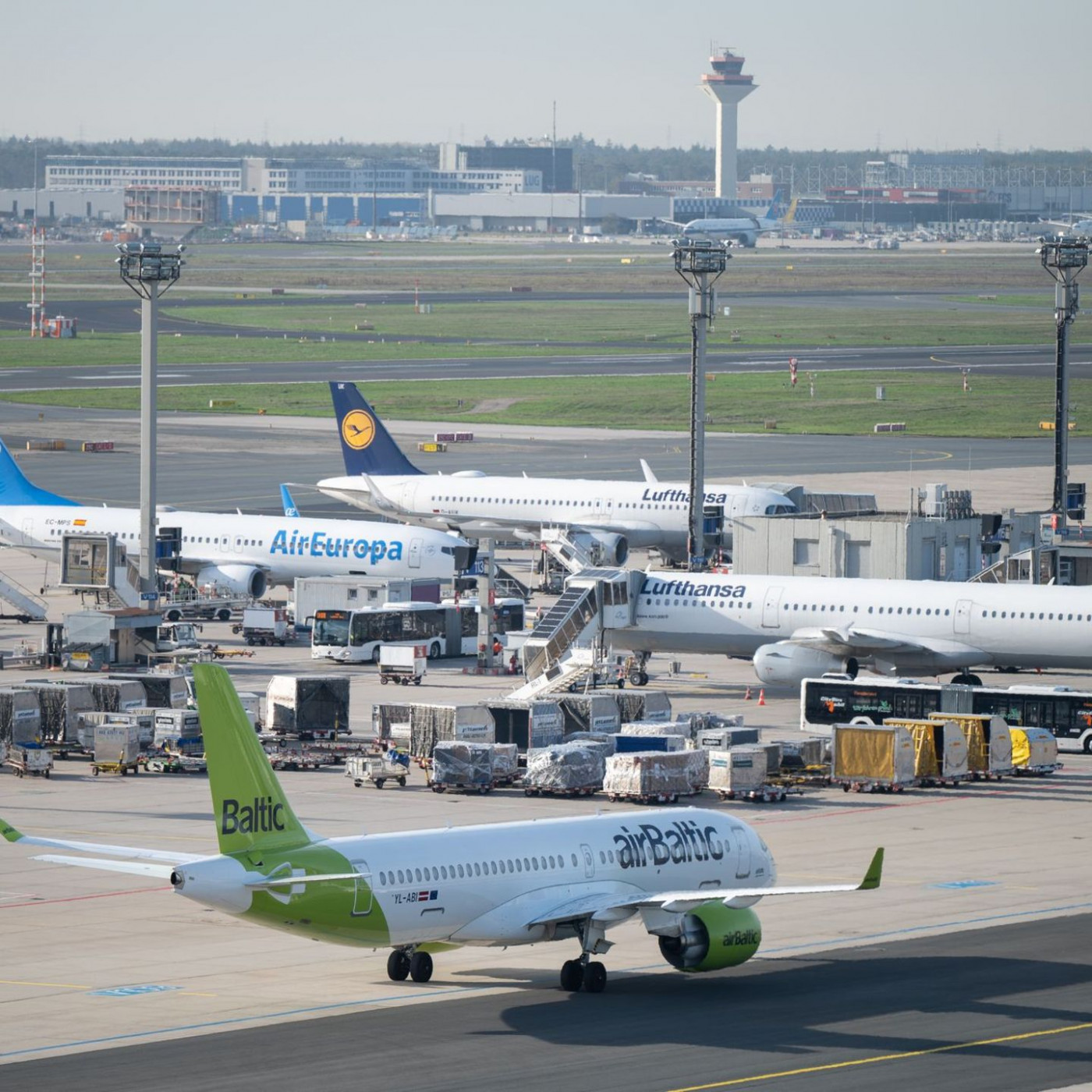 Kartellamt: Lufthansa darf bei Air Baltic einsteigen