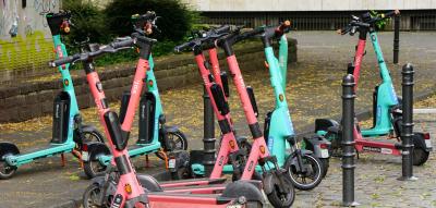 Parkverbot für Leih-Scooter auf dem Bürgersteig – der Fußgänger-Verband ist trotzdem empört