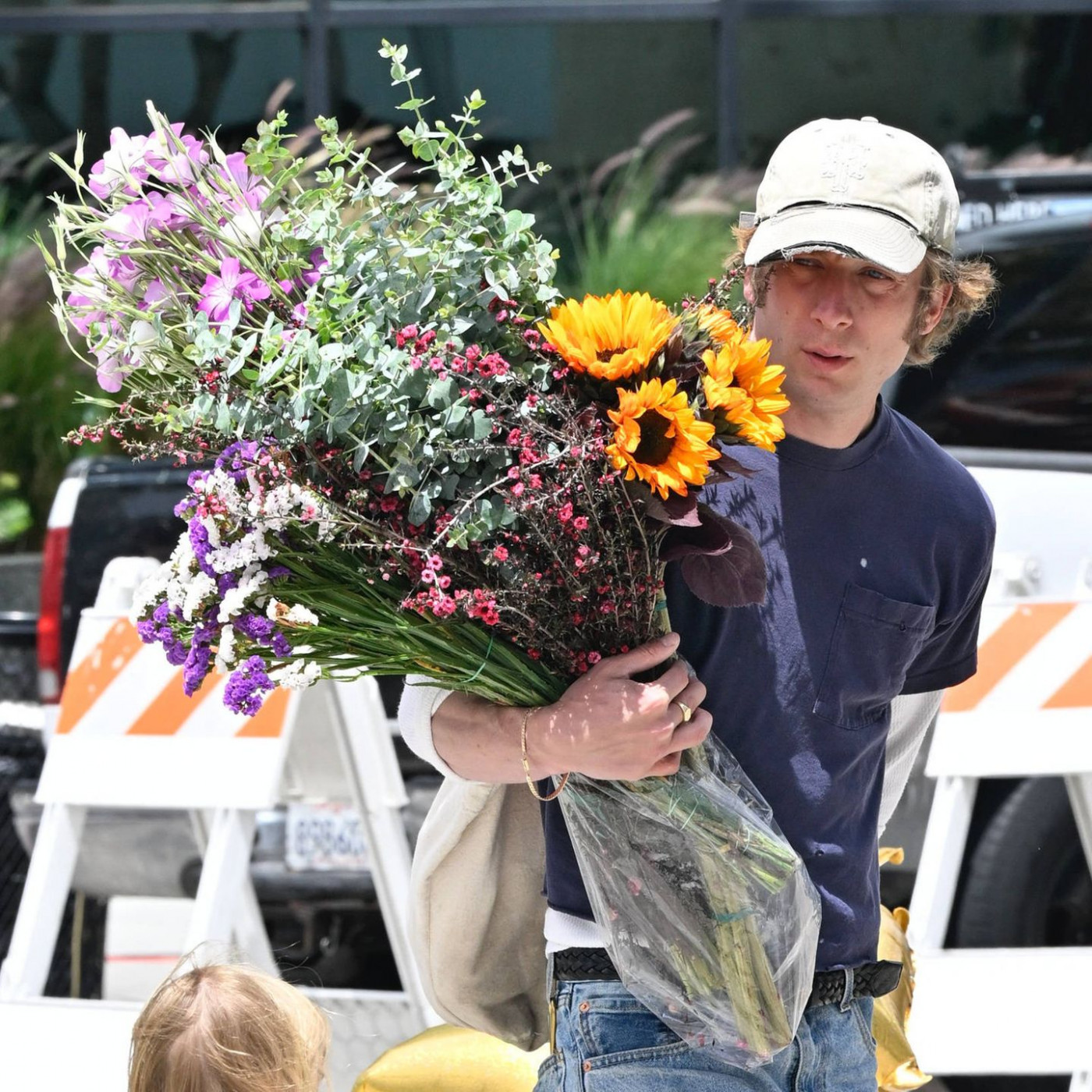 Darum sieht man Jeremy Allen White so oft mit Blumen
