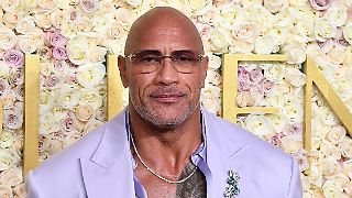 Dwayne Johnson erträgt Lippenstift und Rouge