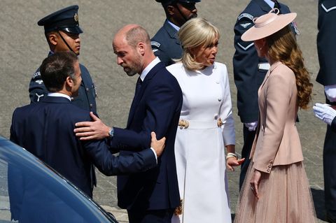 Handkuss und elegante Outfits: Die Macrons treffen die britischen Royals