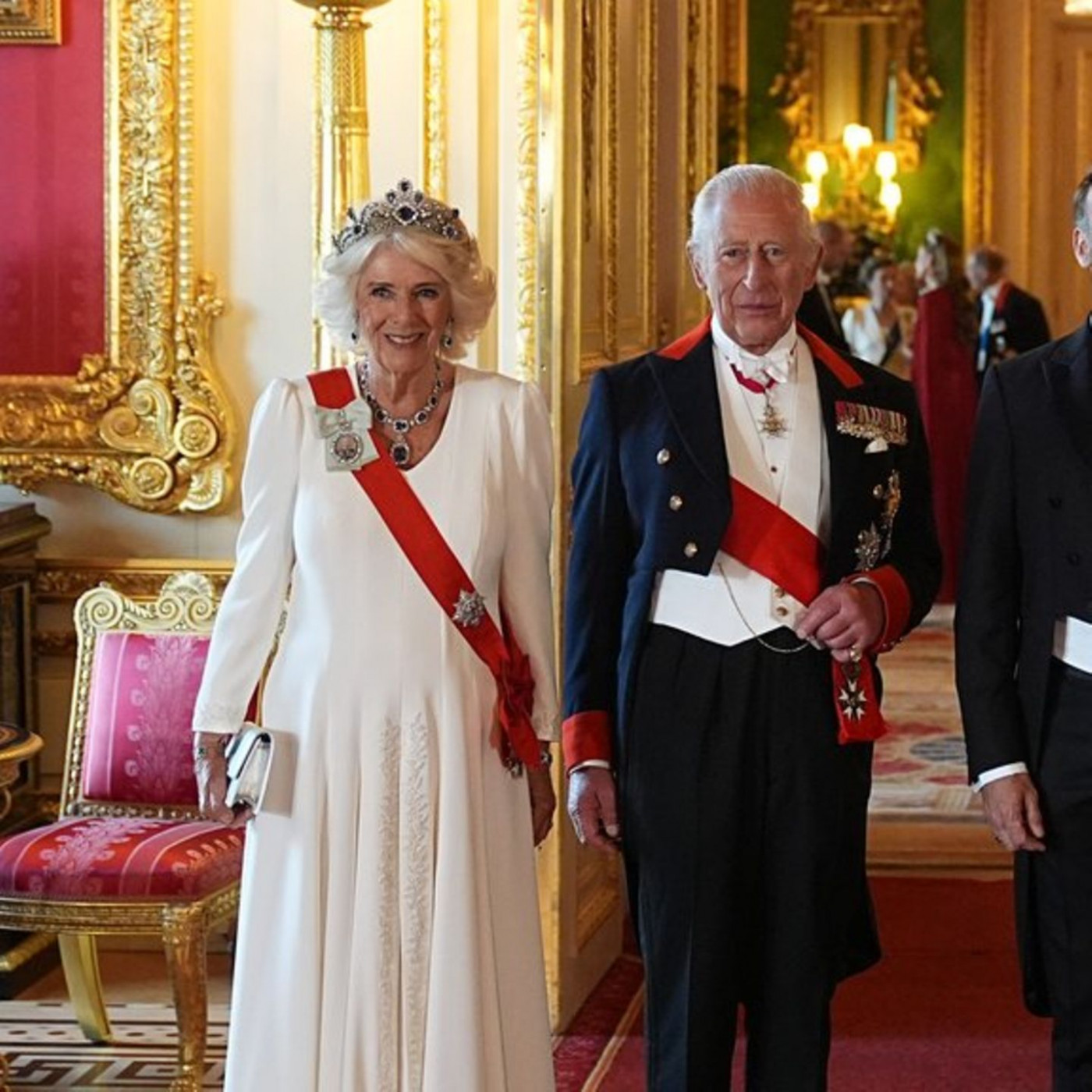 König Charles begrüßt die Macrons en français