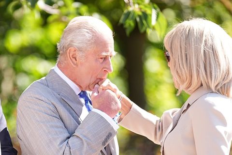 Ein Handkuss für Brigitte Macron zum Abschied