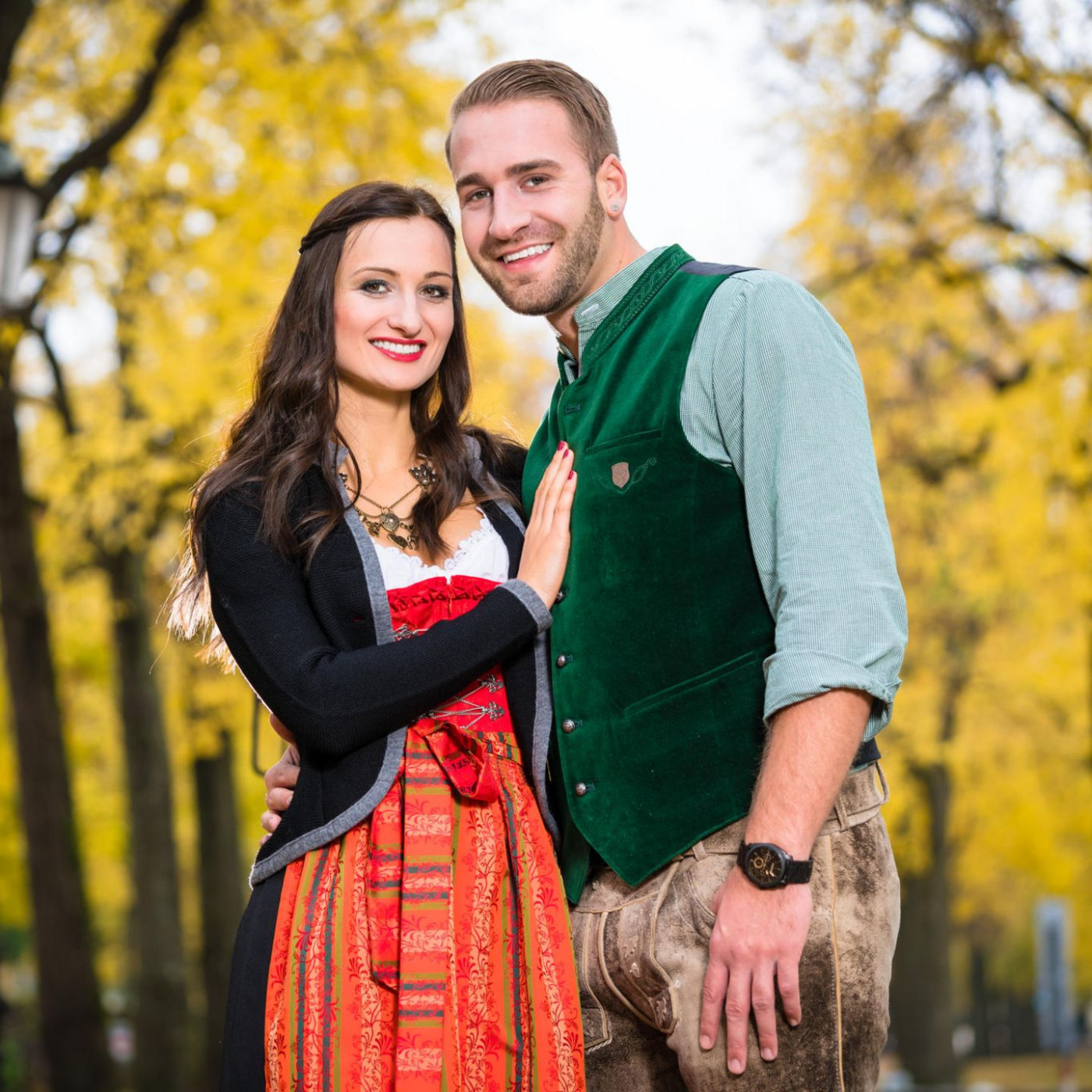 Dirndl und Lederhosen: So stylen Sie Ihr perfektes Wiesn-Outfit
