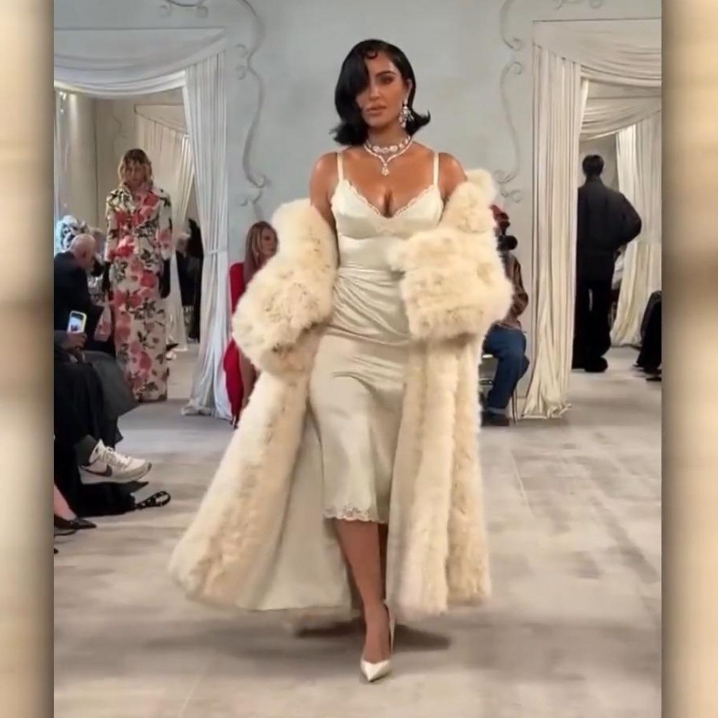 Kim Kardashian sorgt mit Laufsteg-Auftritt für Gelächter