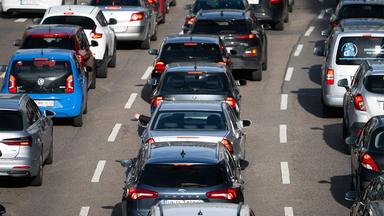 Menschen in Deutschland fahren wieder mehr Auto