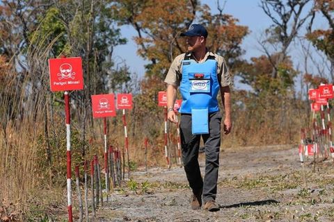 Er wandelt auf Dianas Spuren in Angola