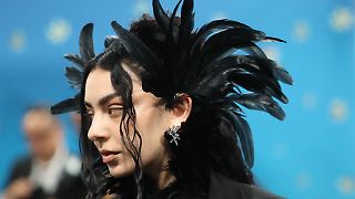 Charli XCX tritt ganz lässig vor den Altar