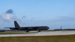 Passagierflugzeug und B-52-Bomber kollidieren beinahe