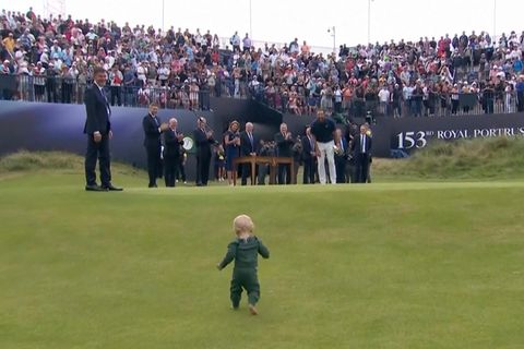 Kleiner Sohn stiehlt Golf-Star bei Siegerehrung die Show
