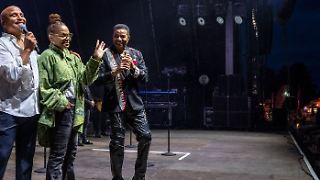 Janet Jackson überrascht ihre Brüder