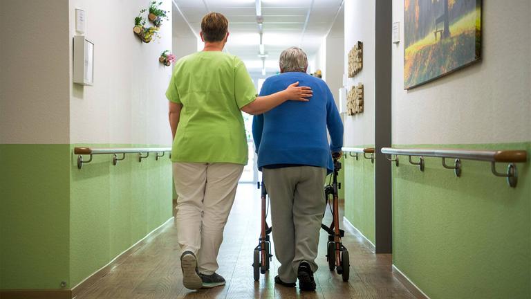 Pflege im Heim kostet erstmals mehr als 3.000 Euro