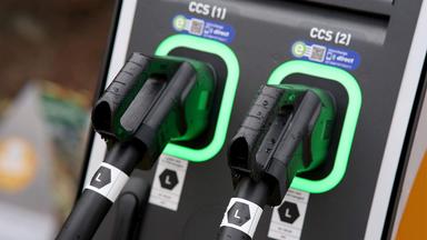 Spontanes Laden von E-Autos oft teuer