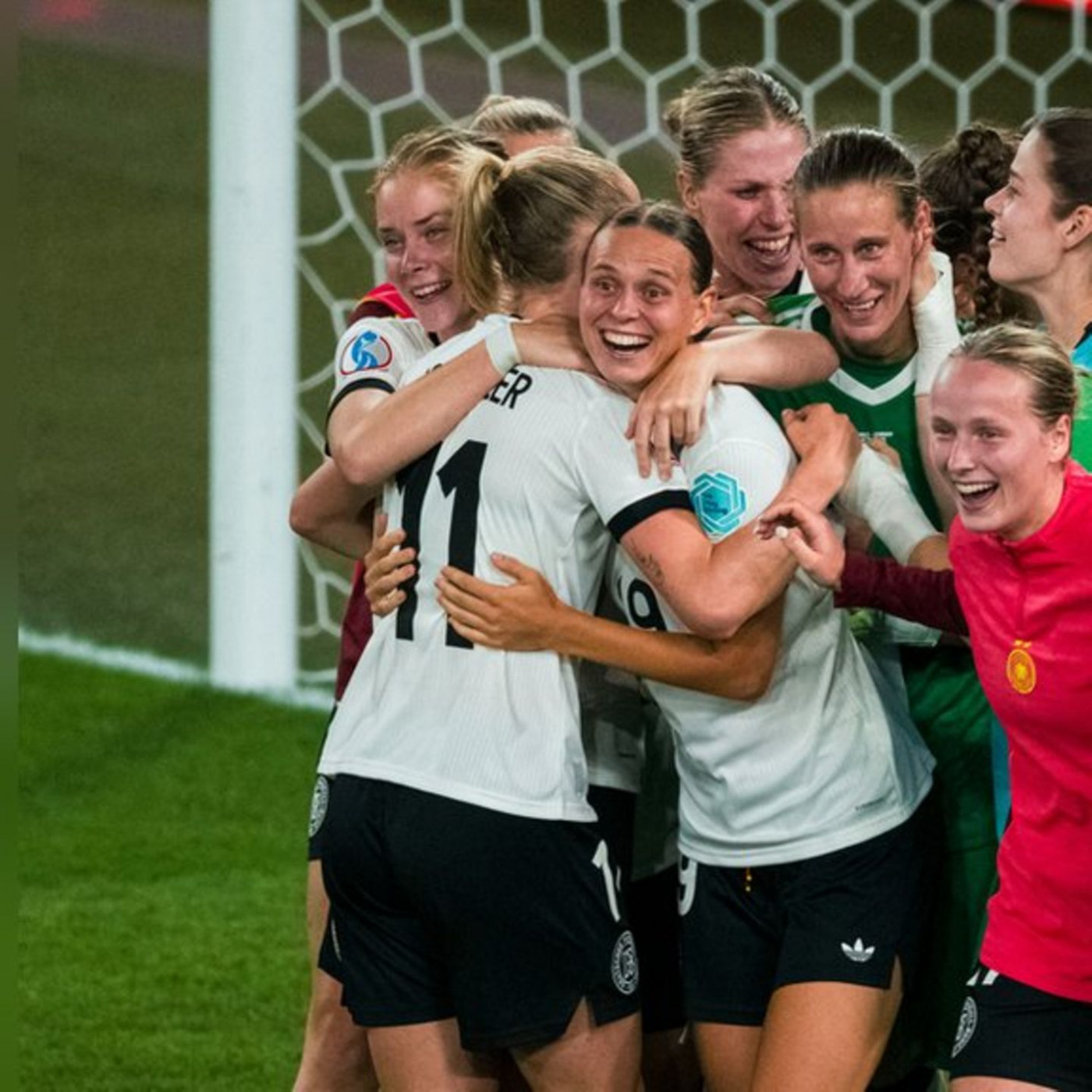 Fußball-Stars drücken DFB-Frauen die Daumen