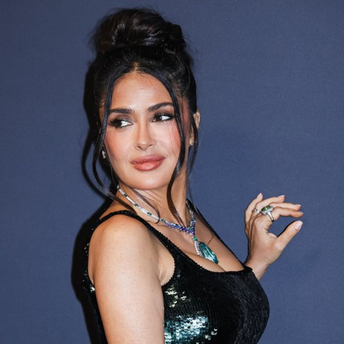 Salma Hayek feiert ihr "Sports Illustrated"-Cover mit Tanz im Bikini