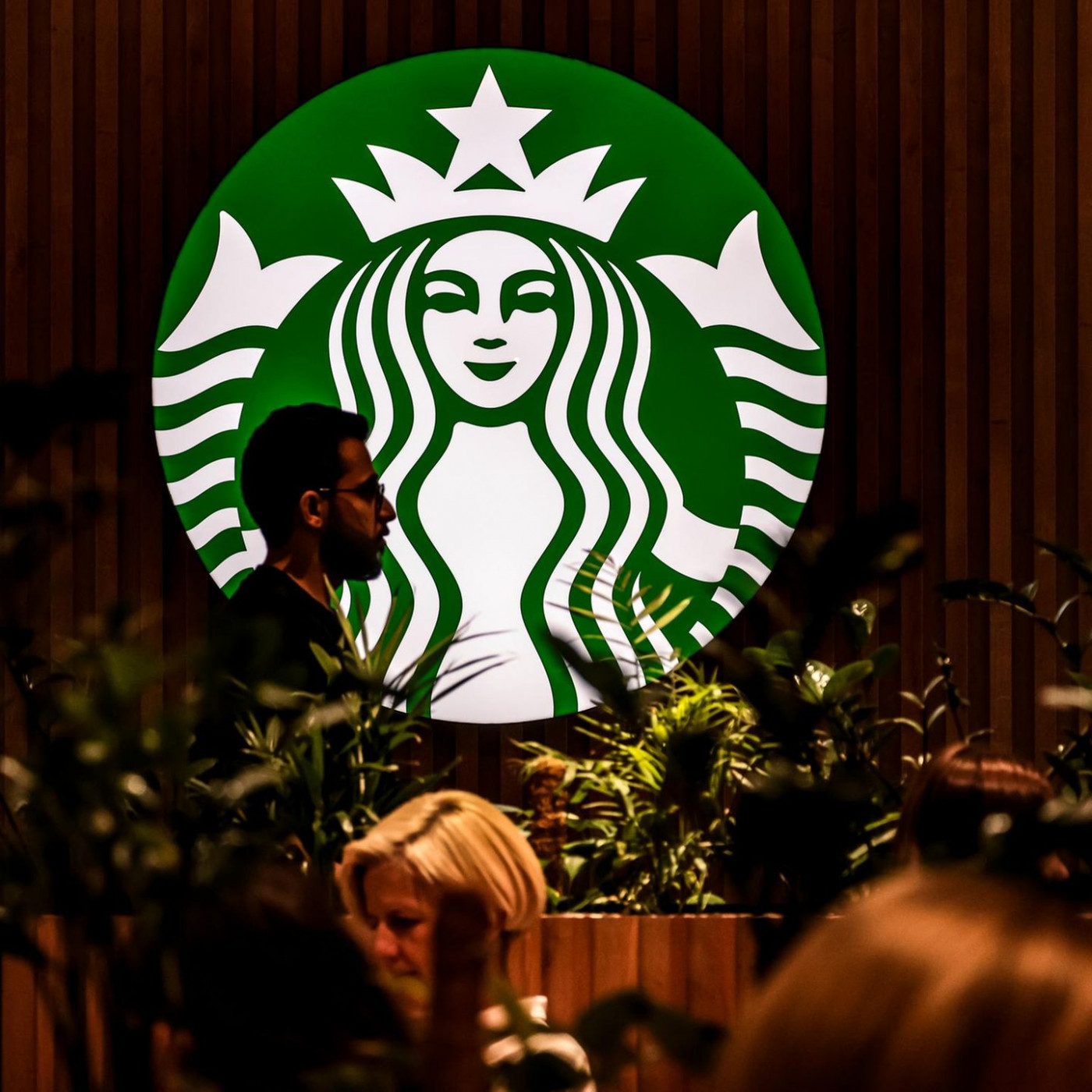 Starbucks-Chef verdient 6666-mal so viel wie seine Angestellten