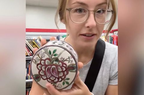 Influencerin kauft Schmuckkästchen –  der morbide Inhalt raubt ihr den Atem