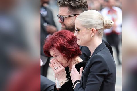 Kinder Jack und Kelly müssen Sharon stützen