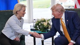 Trump-Zollhammer gegen EU und Dutzende Länder tritt in Kraft