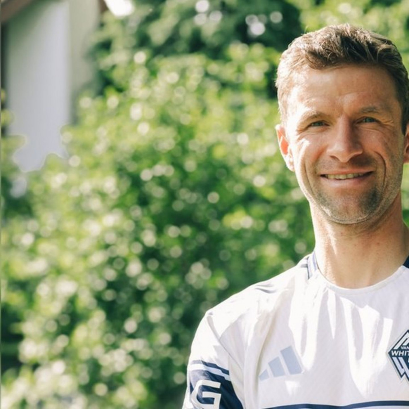 Thomas Müller zeigt sich mit Schnauzbart