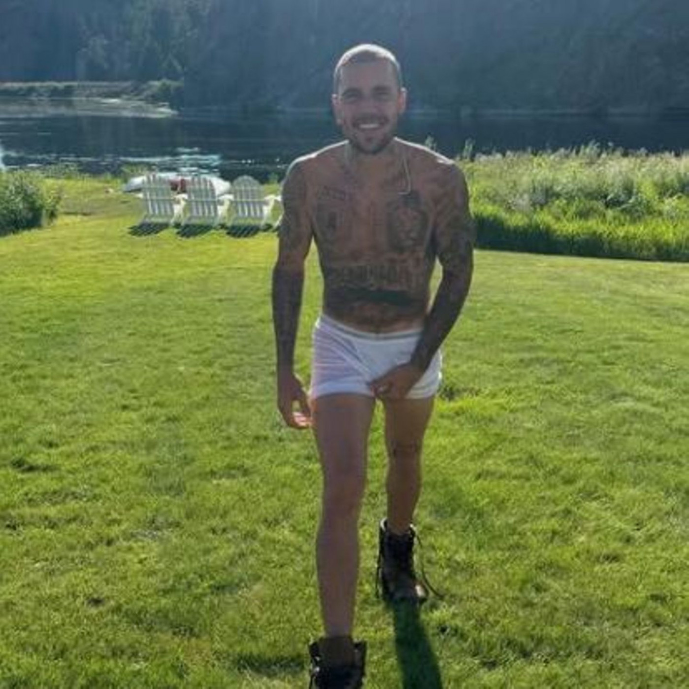 Justin Bieber: Nass, bis auf die durchsichtige Unterhose