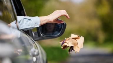 Müll aus dem Auto werfen wird in Italien richtig teuer