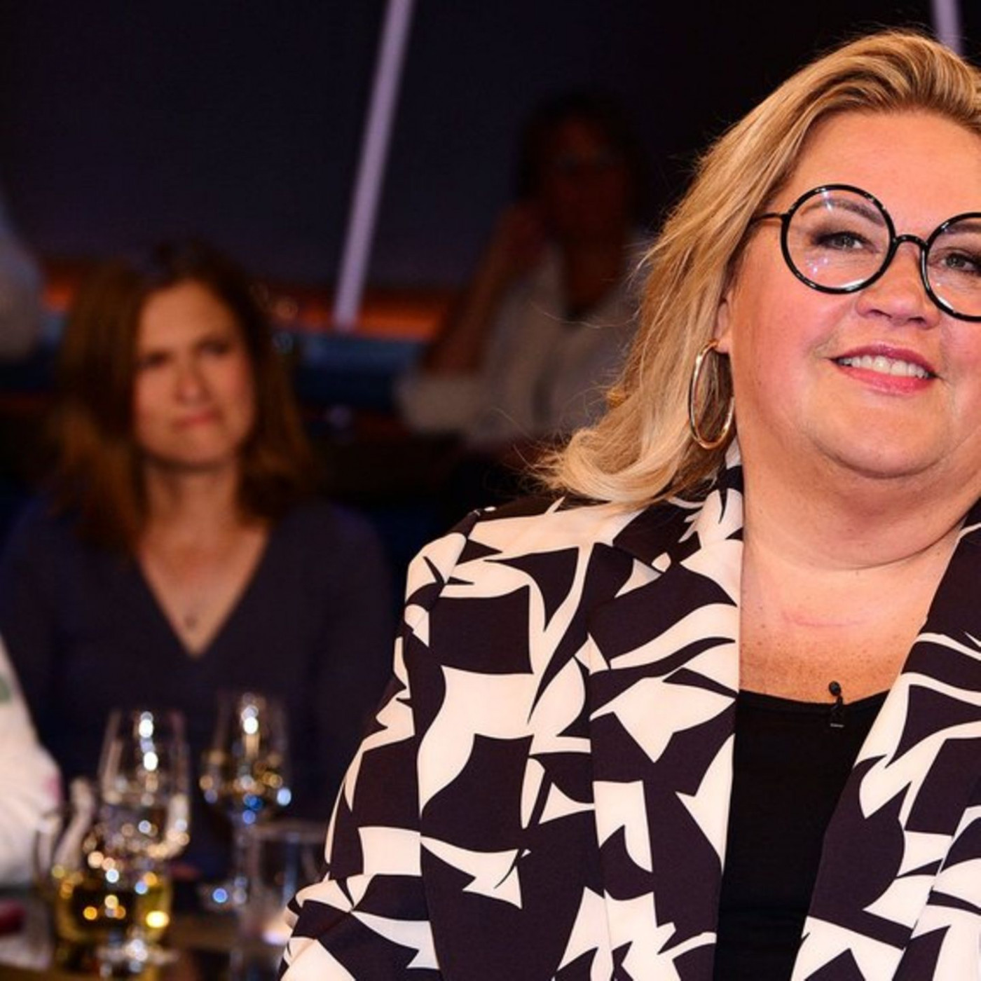 "Sexiest Woman" oben ohne im Pool