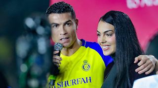 Cristiano Ronaldo geht vor Freundin Georgina auf die Knie