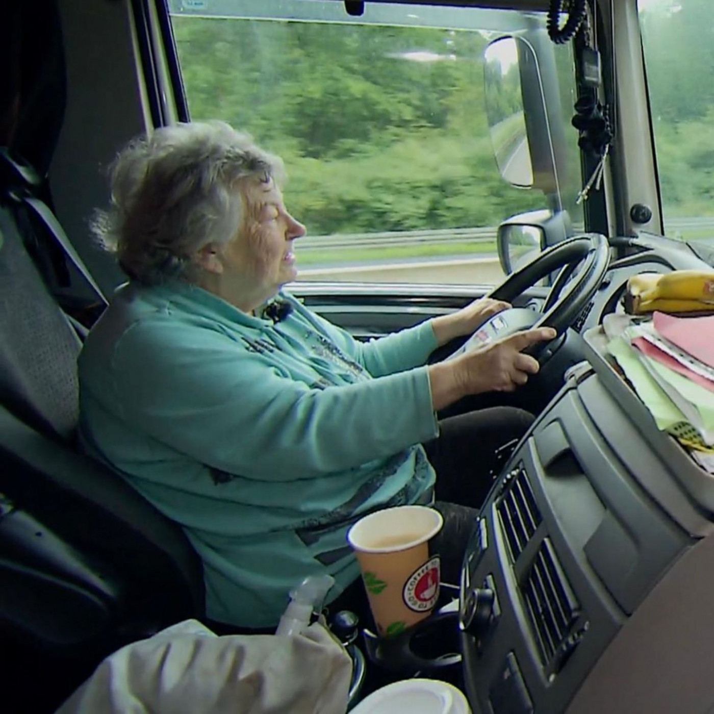 Diese 76-jährige Lkw-Fahrerin ist eine Legende auf der Autobahn