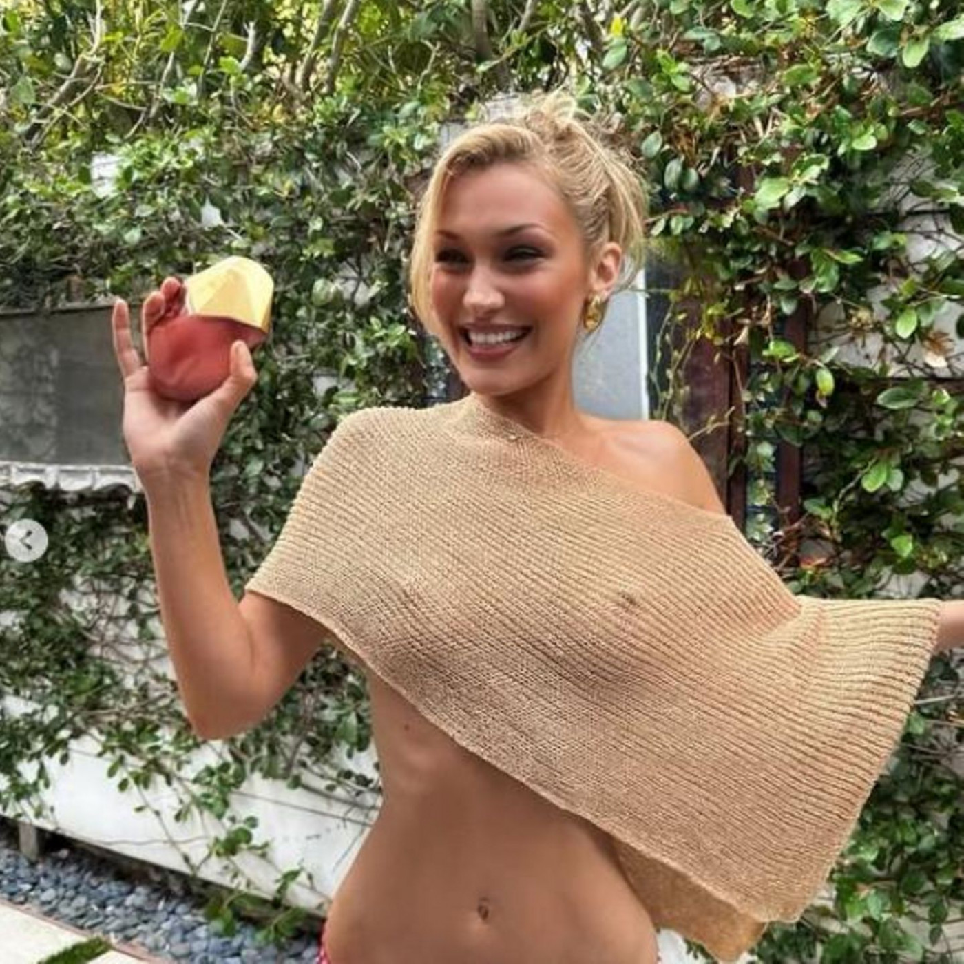Bella Hadid bewirbt ihr Parfüm halbnackt - die Aufmerksamkeit hat sie sicher