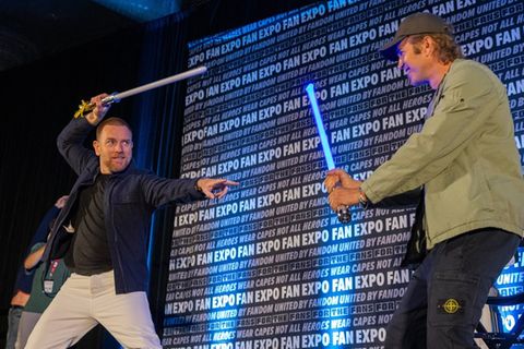 Ein Lichtschwert-Duell unter guten Freunden