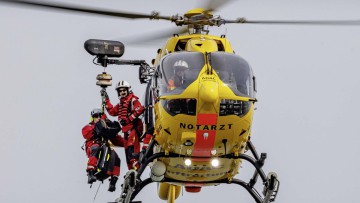 "Christoph Hansa" am Helgolandkai: Simulierte Wasserrettung mit Heli-Winde und THW