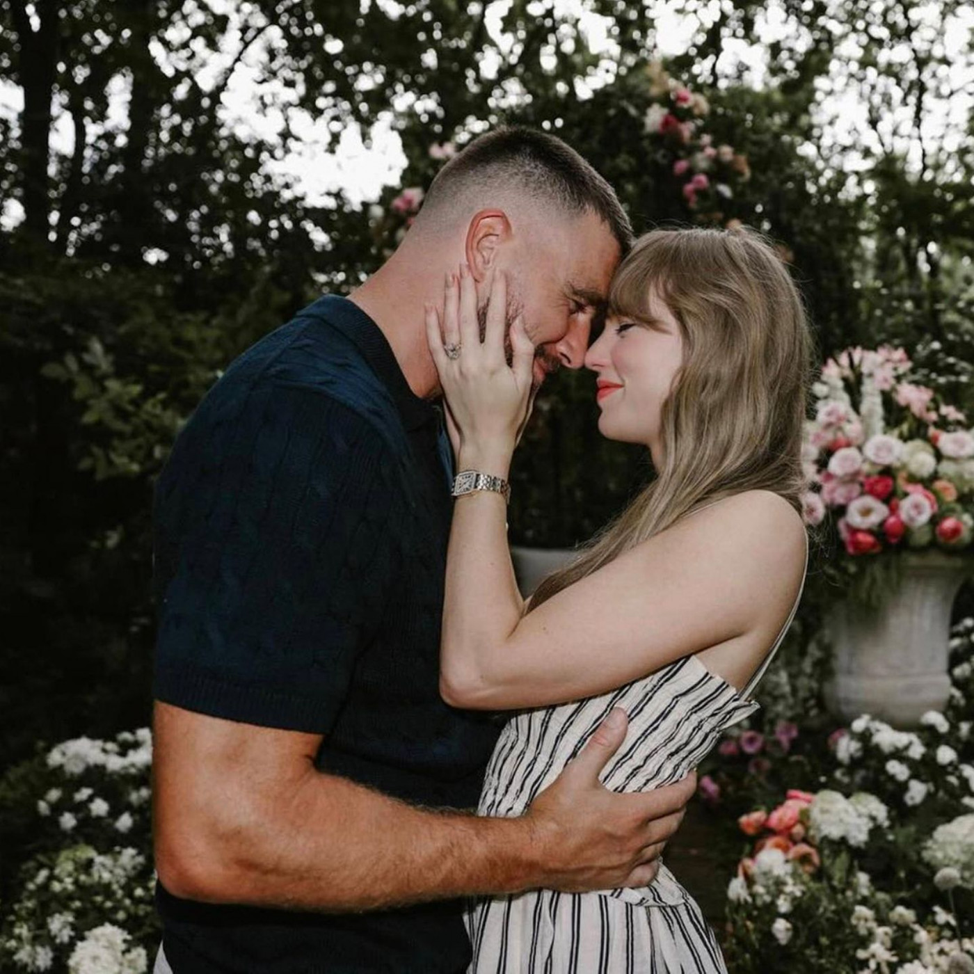 Romantik, Blumen, Setting: Ein Antrag wie aus Taylor Swifts Fantasie entsprungen