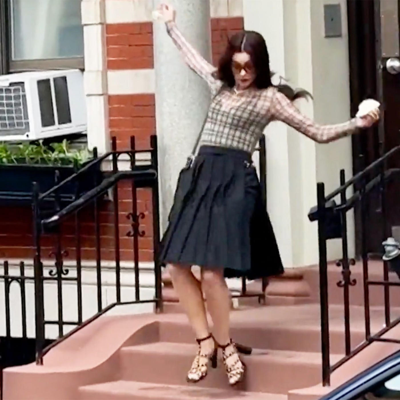Anne Hathaway stürzt bei Dreharbeiten die Treppe hinunter