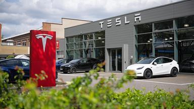 Zwei chinesische Autobauer ziehen an Tesla vorbei