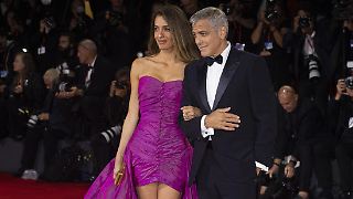 George Clooney schleppt sich auf den roten Teppich