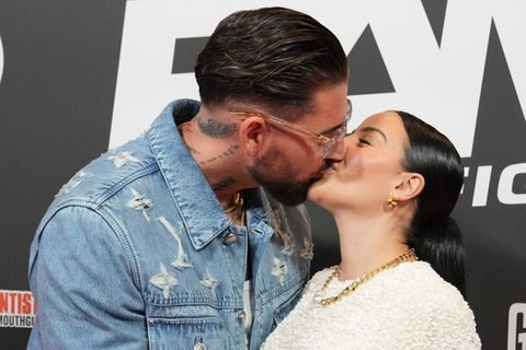 Romantischer Tanz im Regen vor Traumhochzeit