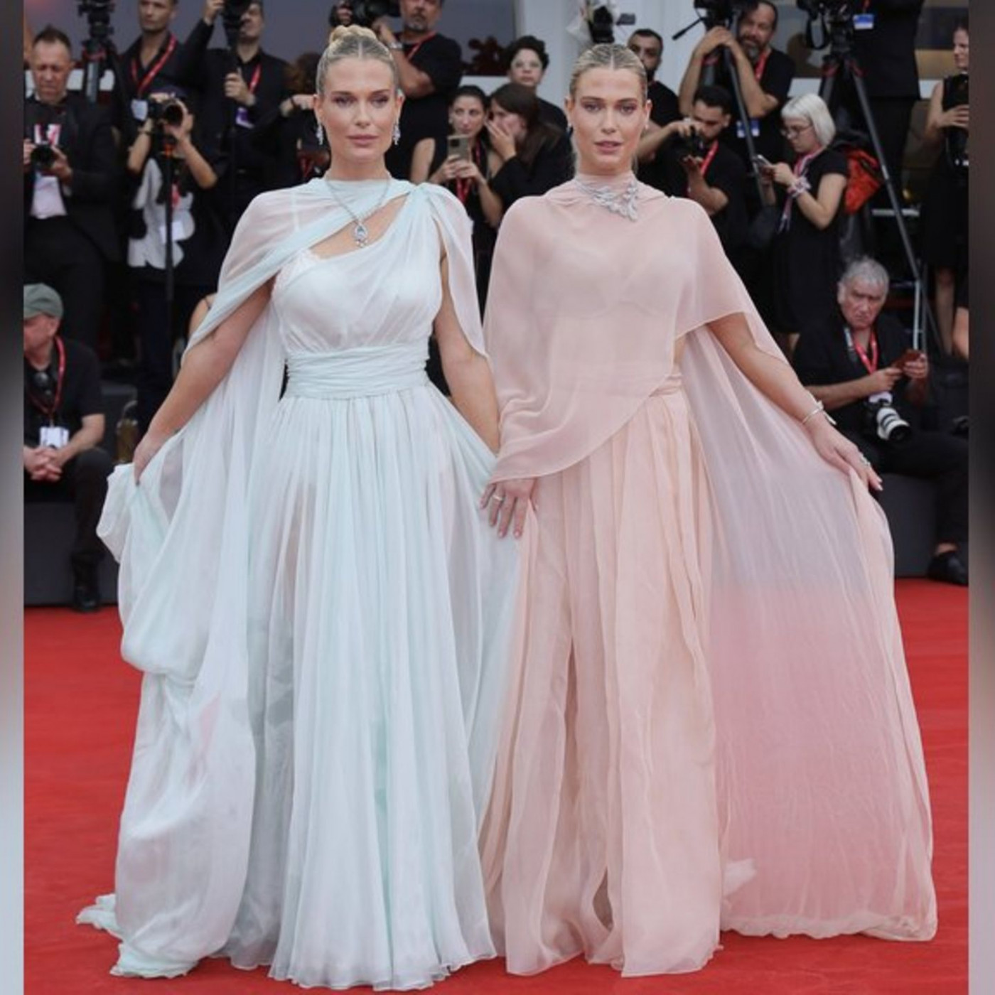 Sie zeigen sich in transparenten Cape-Looks