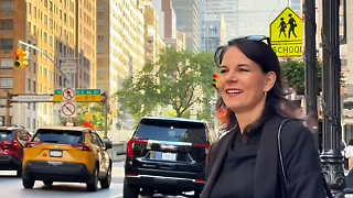 Baerbock grüßt im "Sex and the City"-Stil aus New York
