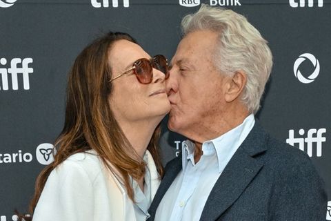 Dustin Hoffman drückt seiner Ehefrau Lisa einen Kuss auf