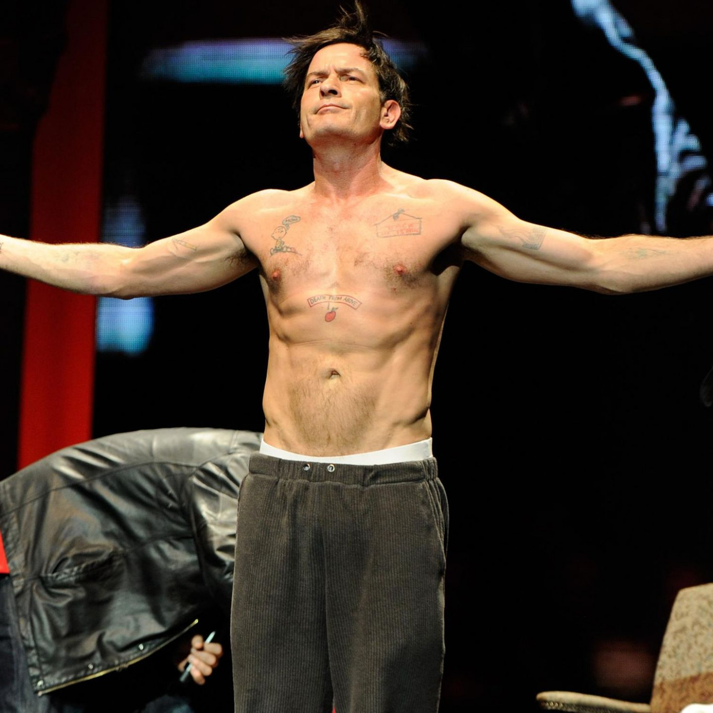 "Mit HIV kommt man leichter klar": Charlie Sheen bereut seine Tattoos
