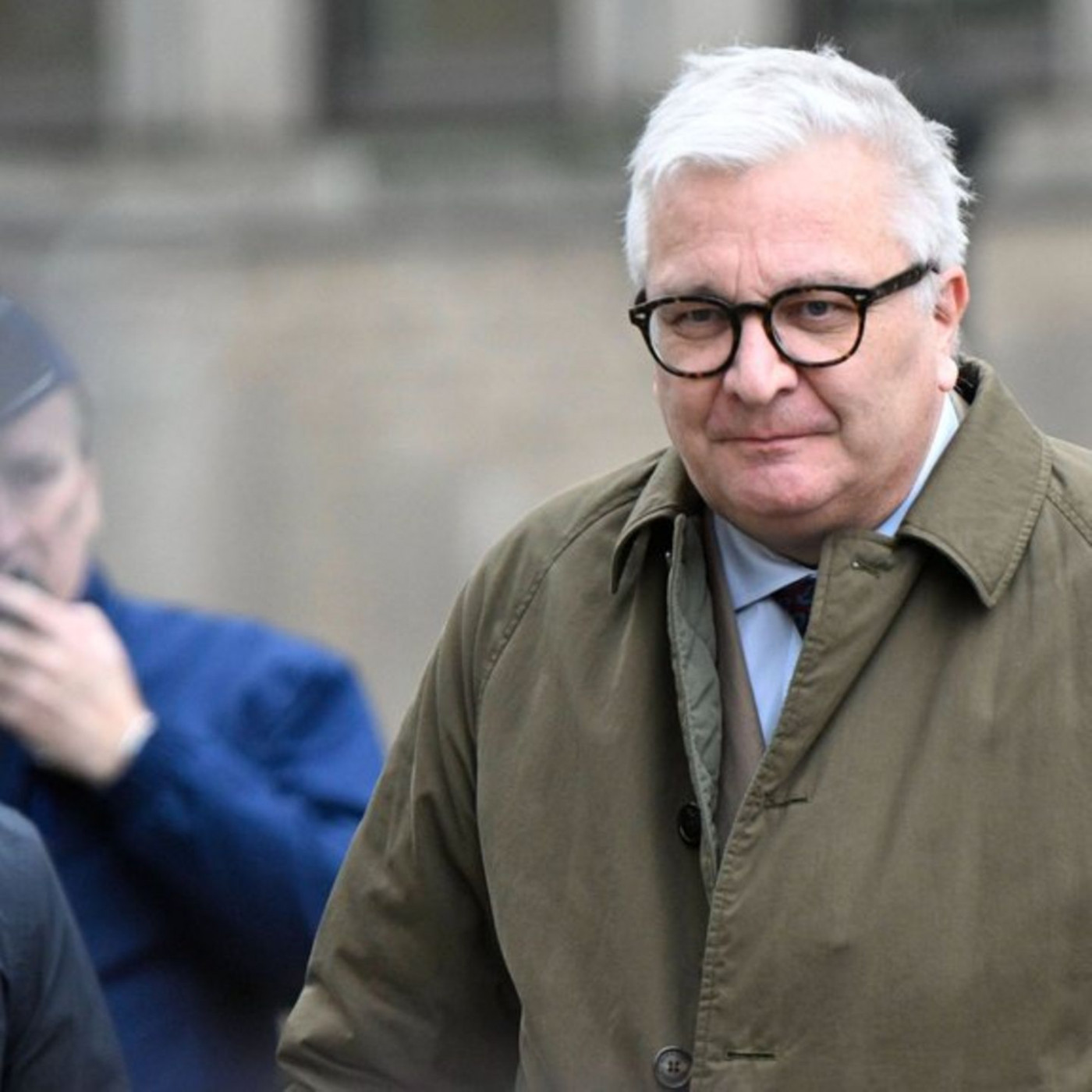 Er erkennt Vaterschaft von Erwachsenem an