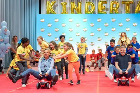 Promis versetzen sich zurück in ihre Kindheit