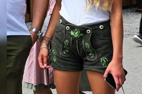 Die Lederhose stilvoll kombinieren