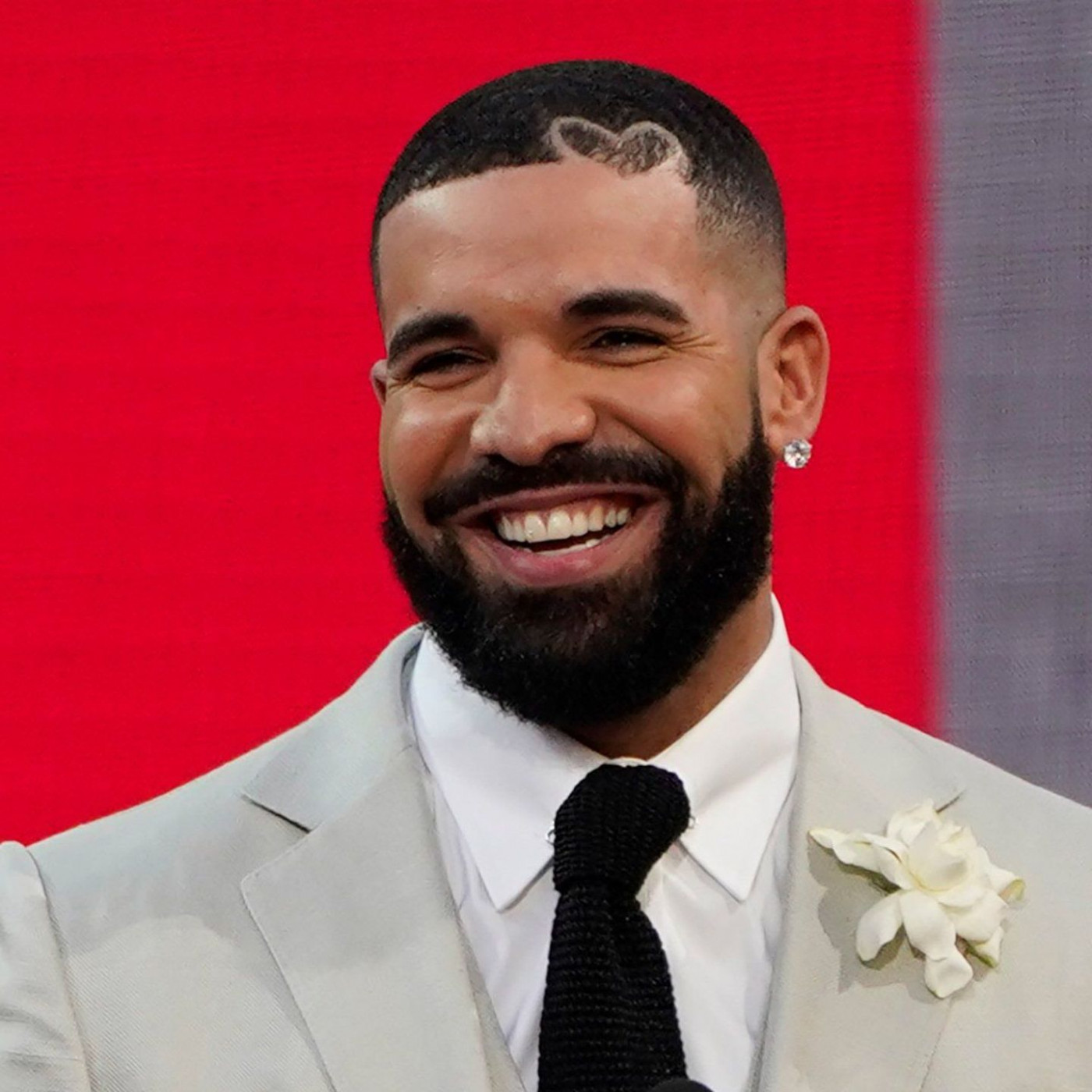 Superstar Drake feiert in schräger Latzhose auf der Wiesn