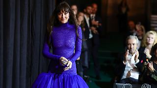 Dakota Johnson lässt den BH einfach weg