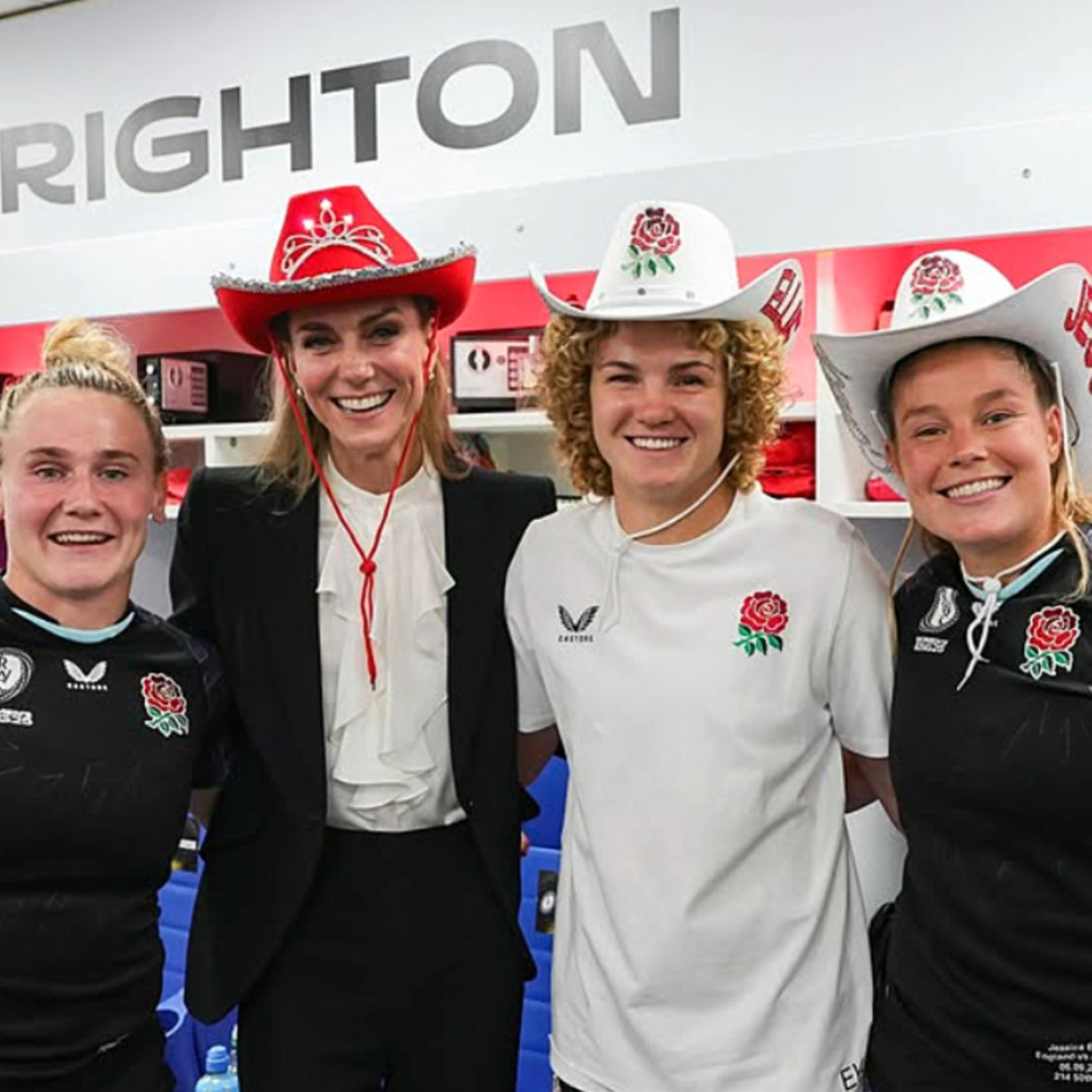 Prinzessin Kate posiert mit Rugby-Spielerinnen und Cowboyhut