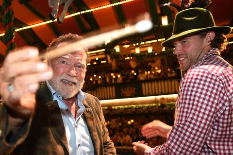 Arnold Schwarzenegger gibt auf der Wiesn den Takt an