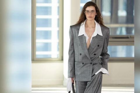 Farbkombis, die graue Herbstlooks ersetzen