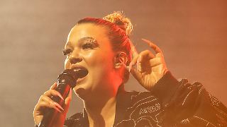 "Messy"-Sängerin Lola Young streicht nach Zusammenbruch alle Auftritte